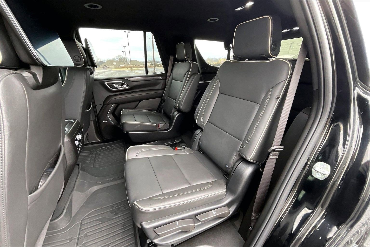 Used 2024 GMC Yukon SLT w/ SLT Luxury Package image 17