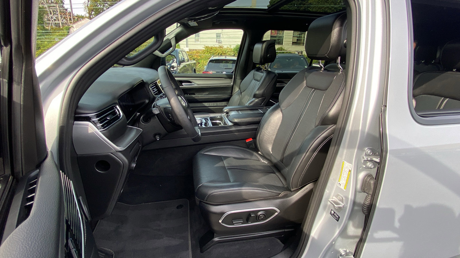 Used 2025 Jeep Wagoneer 4WD w/ Premium Group I image 17