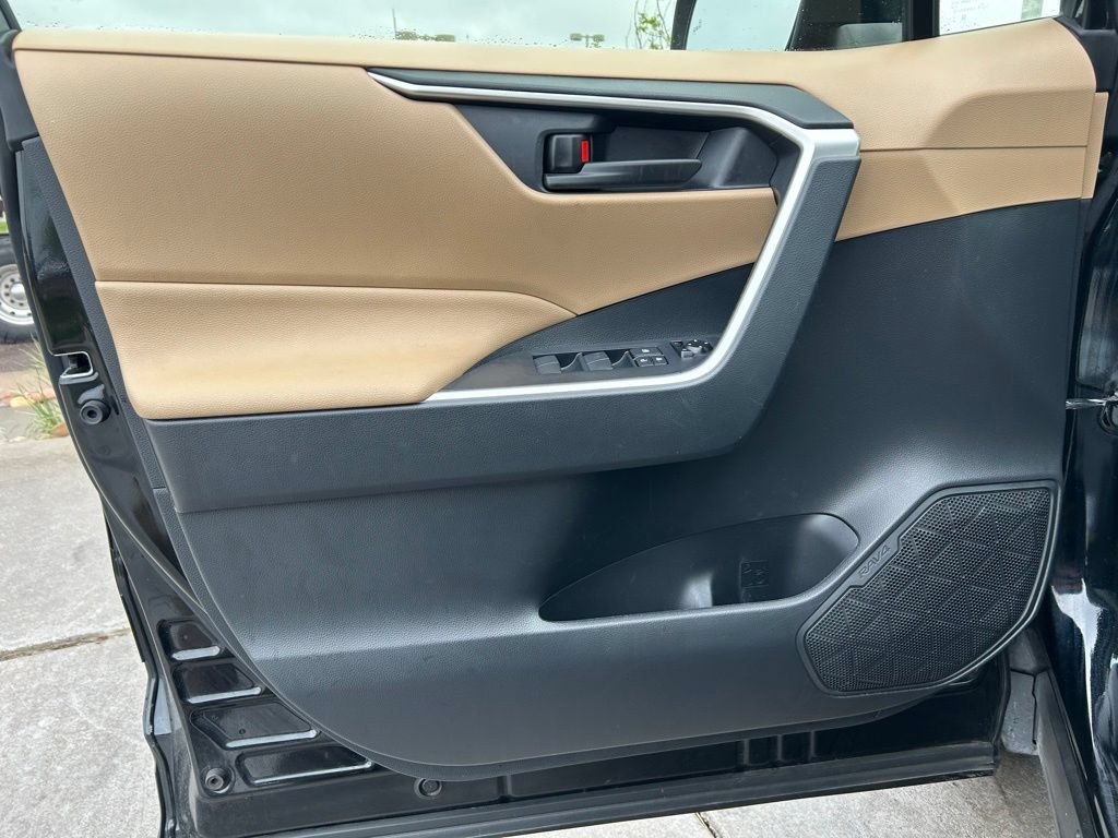 Used 2020 Toyota RAV4 LE w/ Carpet Mat Package AWD/4WD image 11