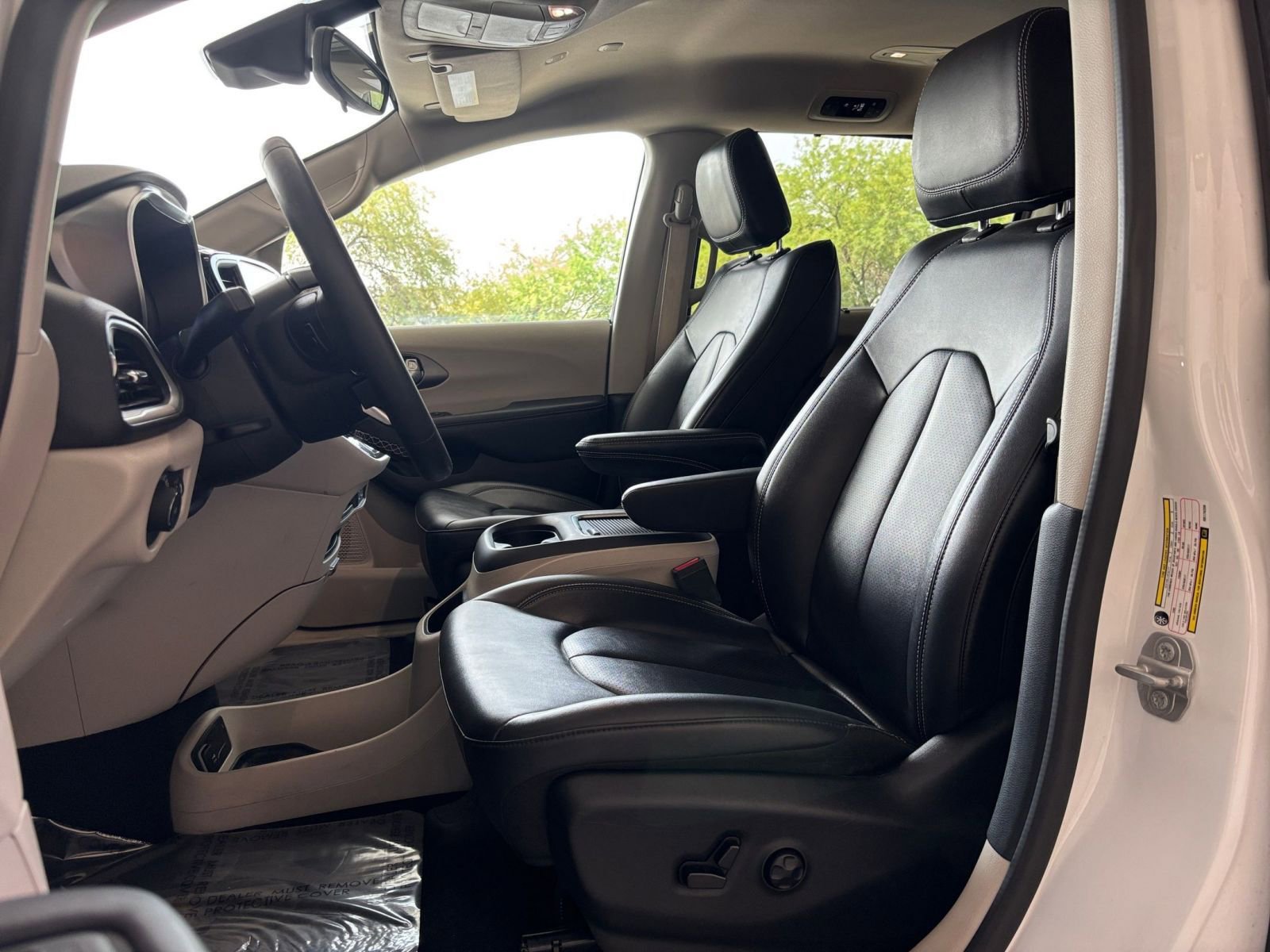 Used 2024 Chrysler Pacifica Touring-L image 29