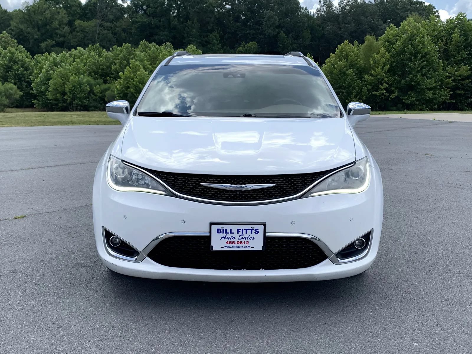 Used 2017 Chrysler Pacifica Limited w/ Advanced Safetytec Group FWD image 2