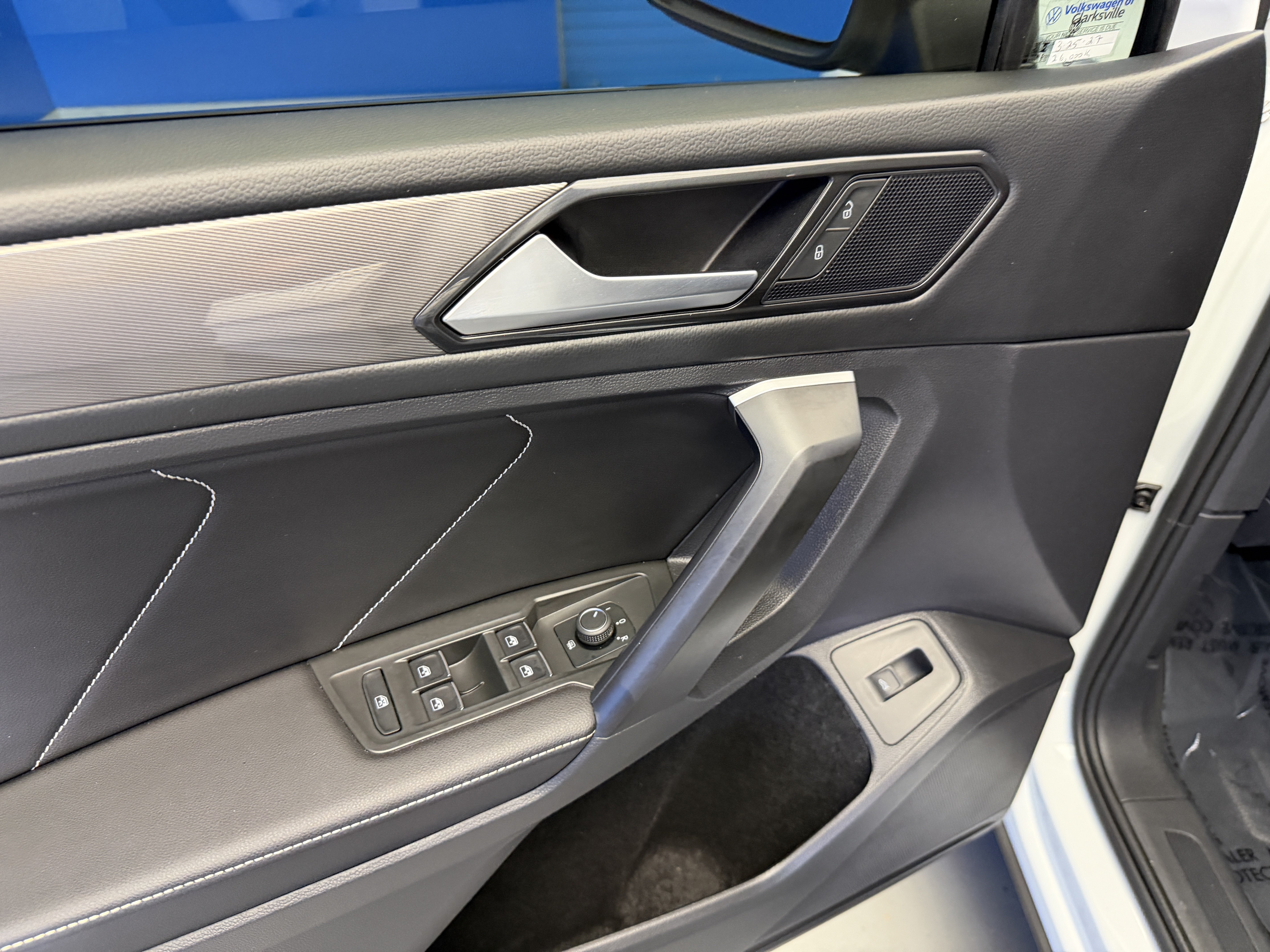 Used 2024 Volkswagen Tiguan SE w/ Panoramic Sunroof Package FWD image 15