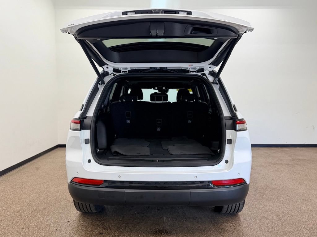 Used 2023 Jeep Grand Cherokee Altitude AWD/4WD image 4
