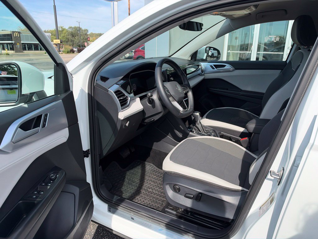 Used 2025 Volkswagen Taos SE AWD/4WD image 15