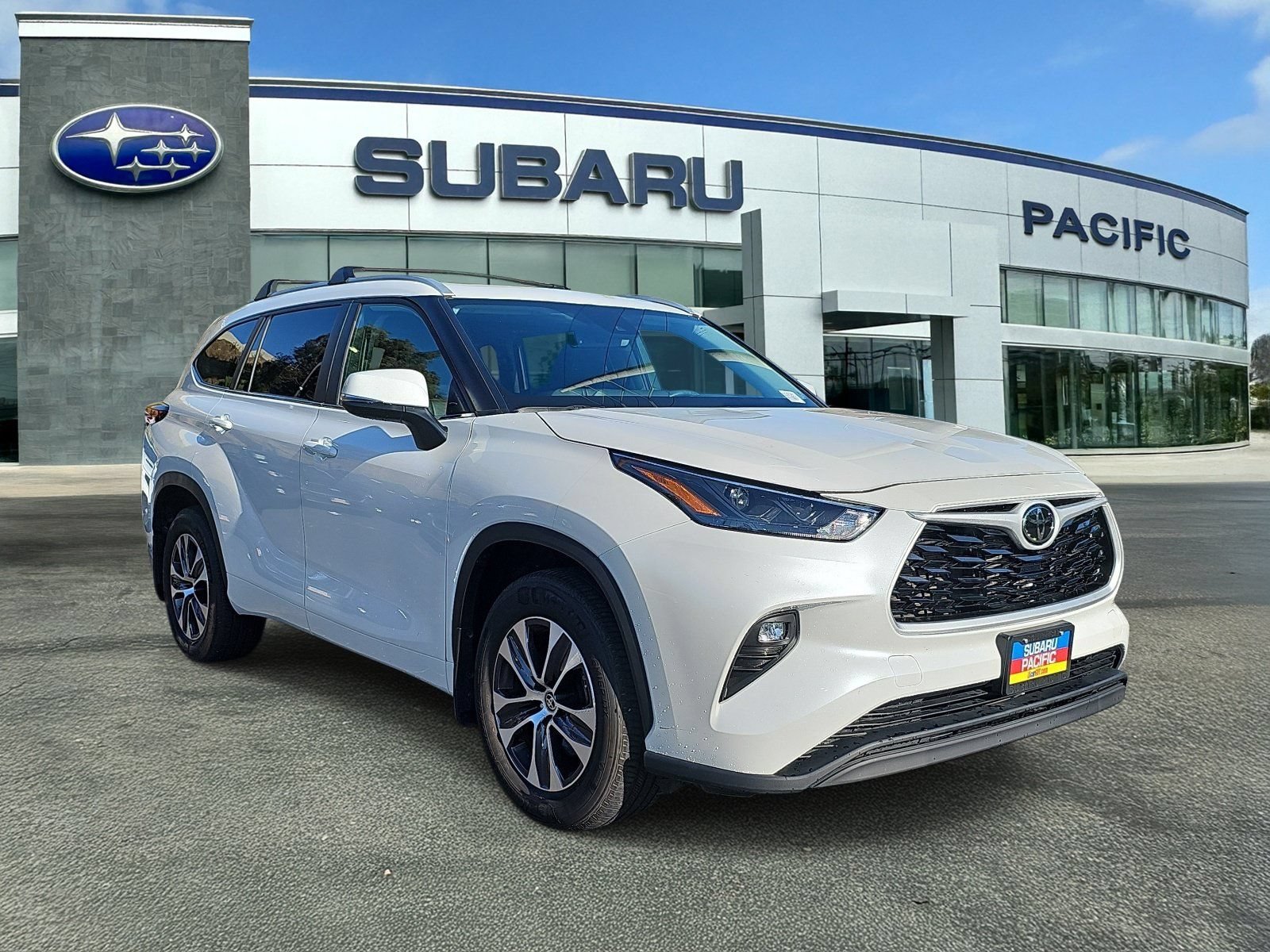Used 2024 Toyota Highlander XLE FWD image 1