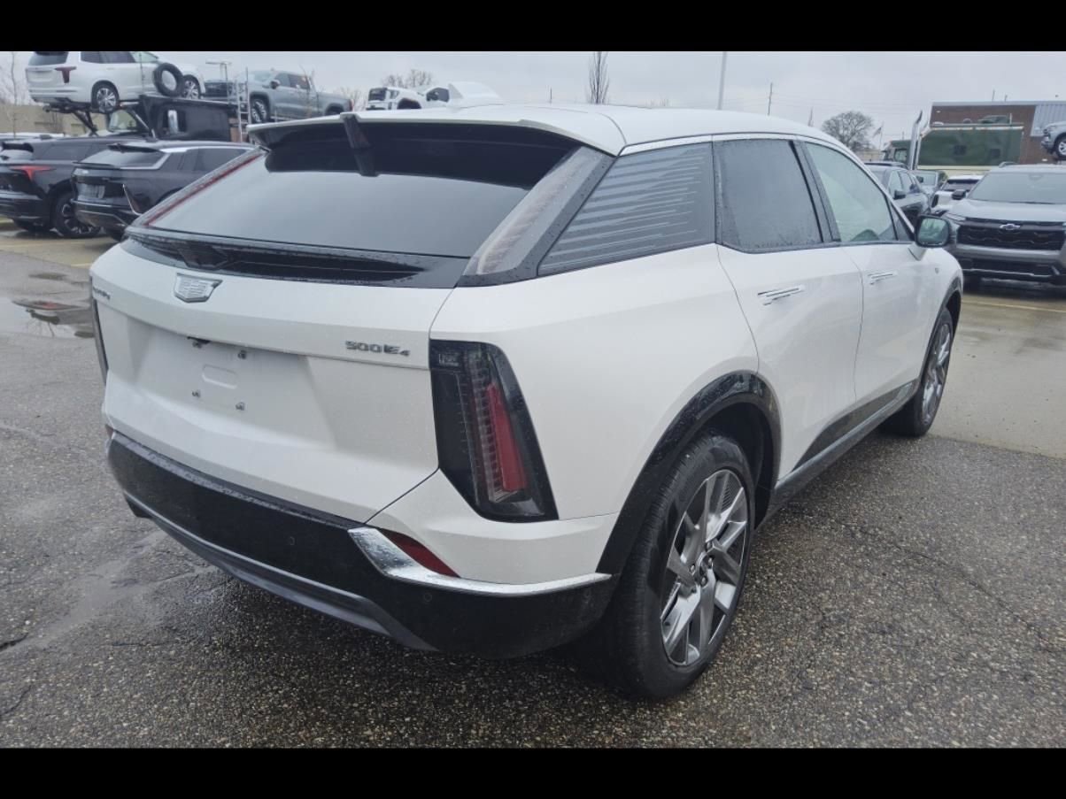 Certified 2025 Cadillac Optiq Luxury 2 w/ LPO, Floor Liner Package AWD/4WD image 5