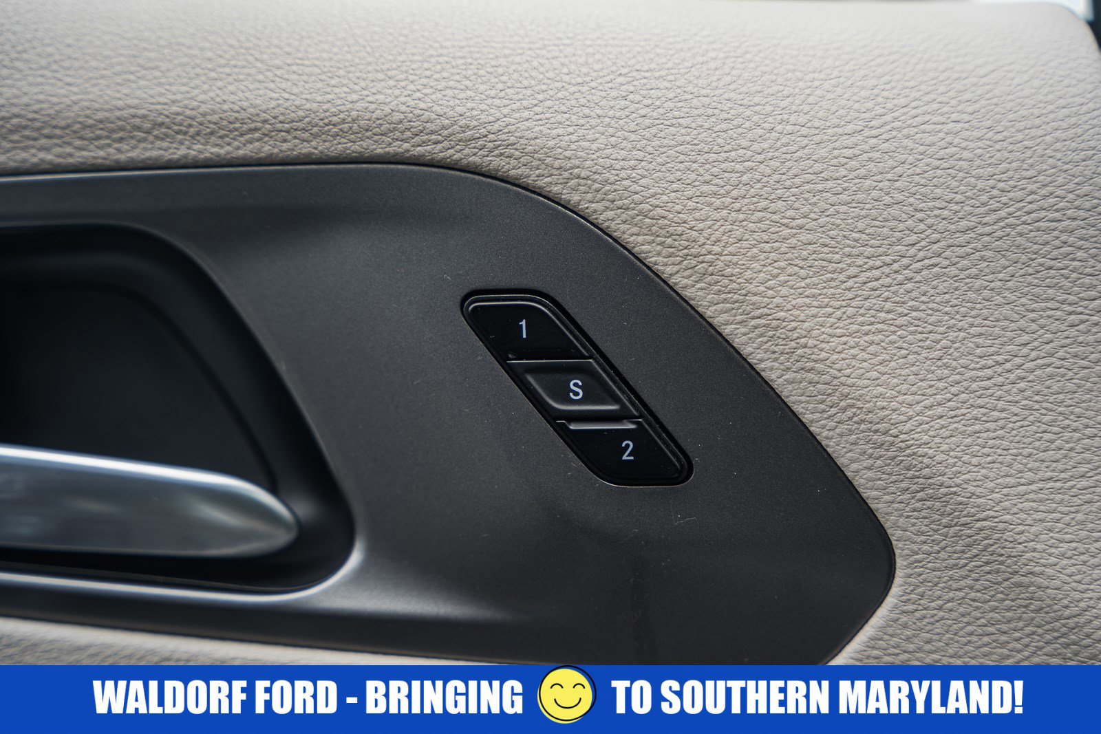 Used 2024 Chrysler Pacifica Touring-L image 42