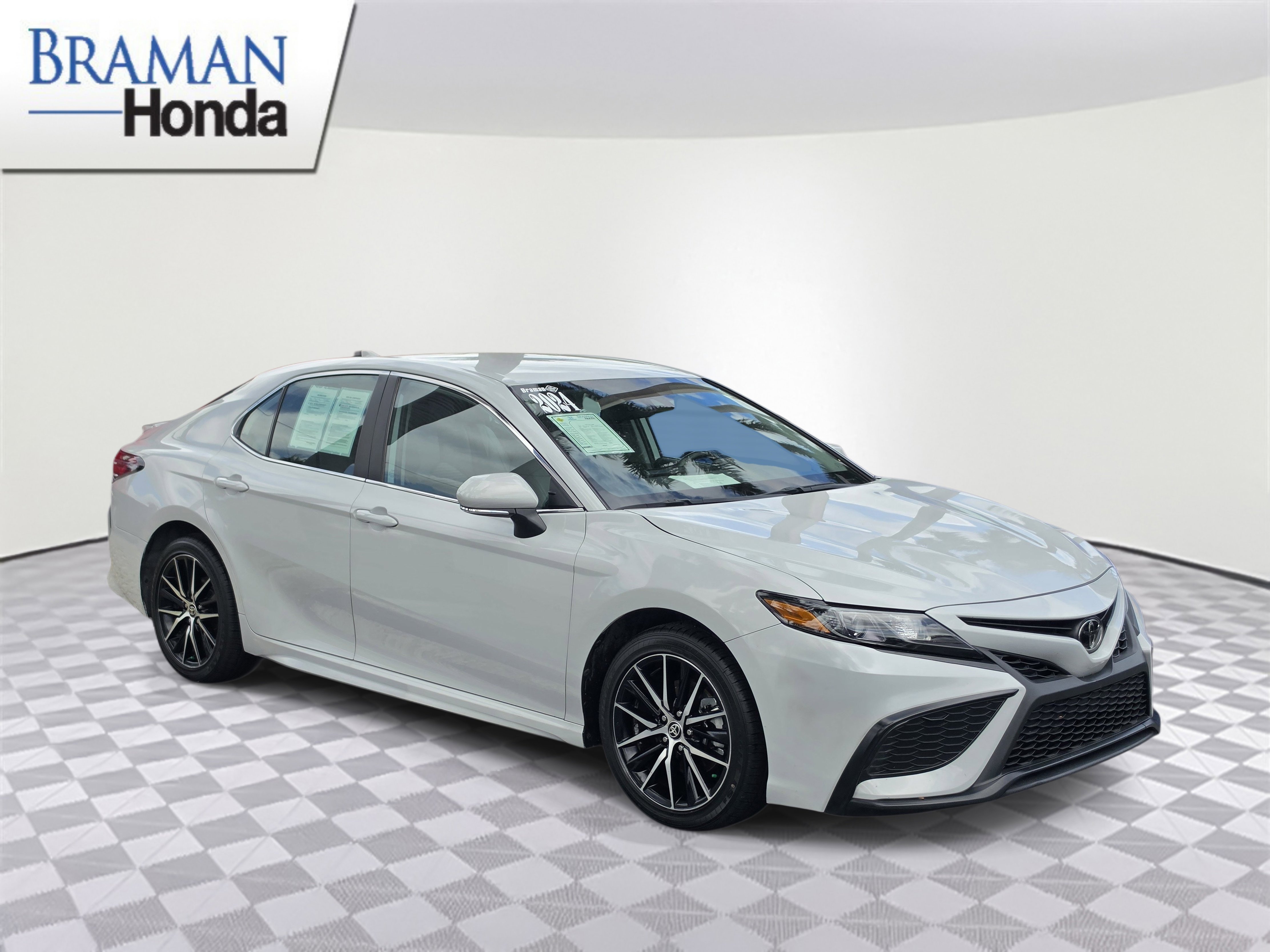Used 2024 Toyota Camry SE image 2