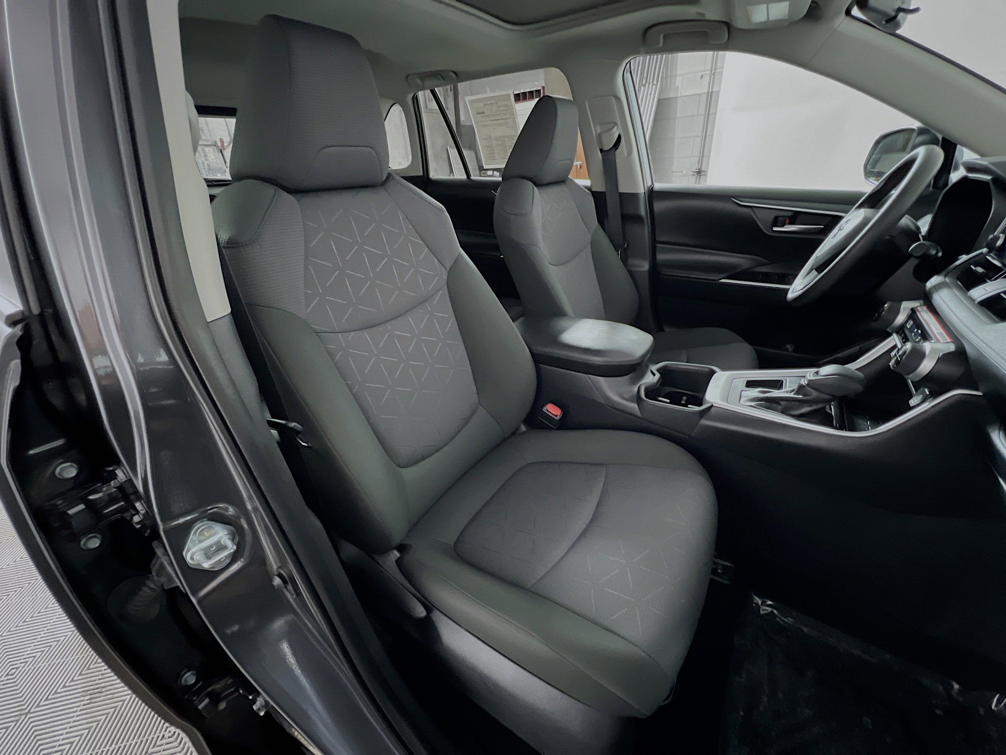 Used 2025 Toyota RAV4 XLE image 31