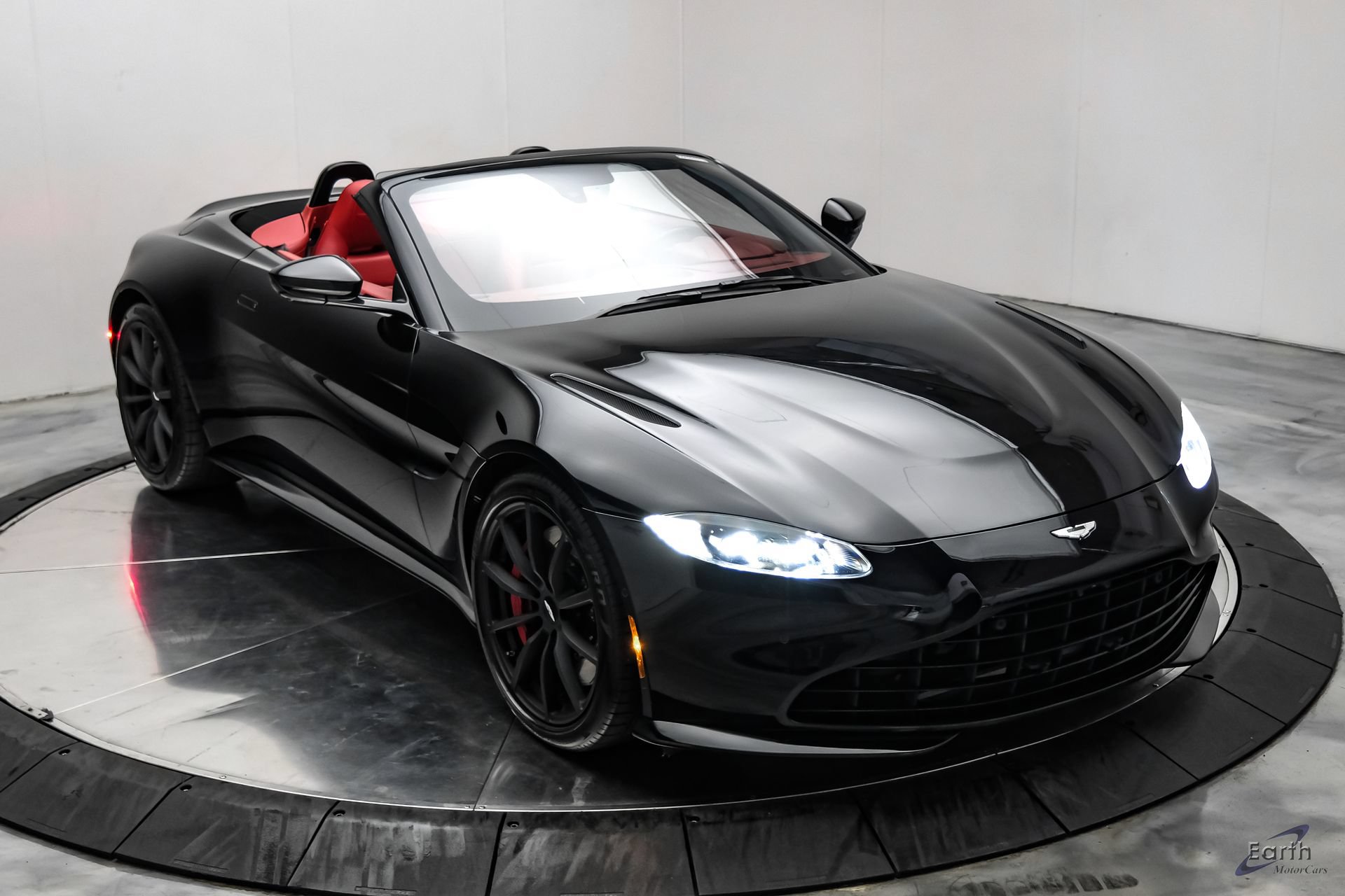 Used 2022 Aston Martin V8 Vantage Roadster RWD image 32