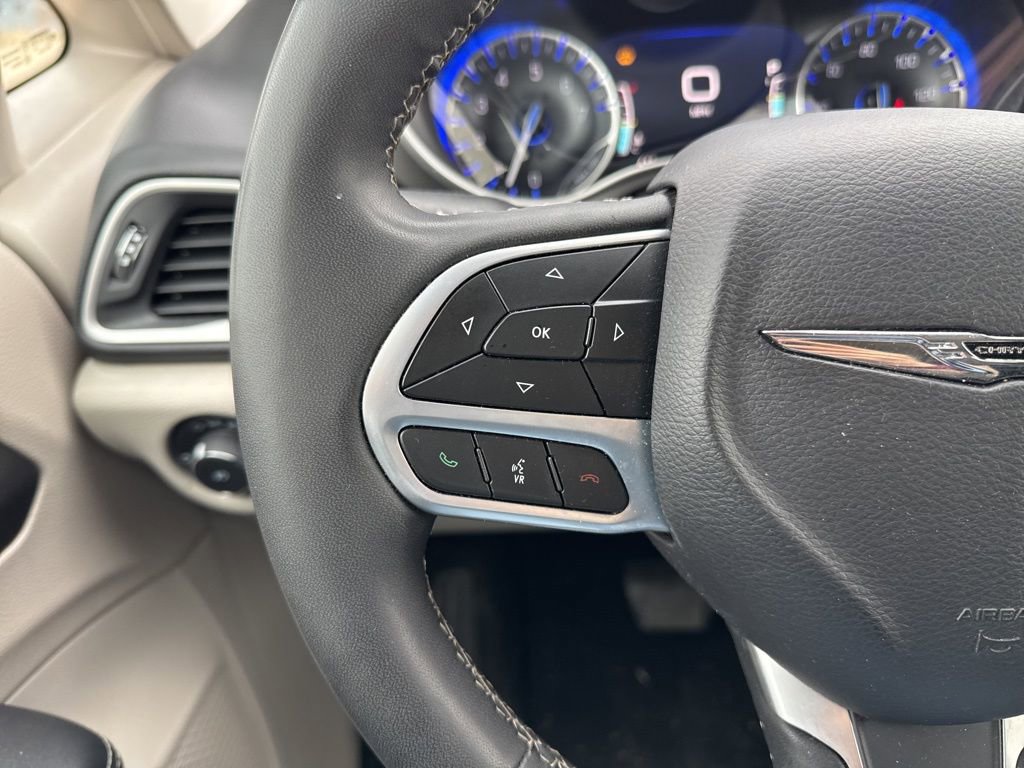 Used 2023 Chrysler Pacifica Touring-L FWD image 11
