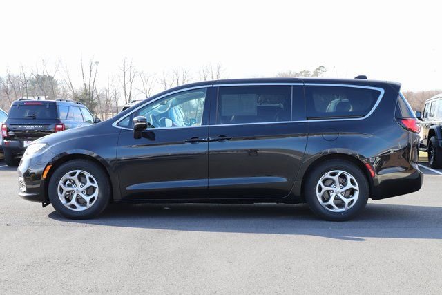 Used 2024 Chrysler Pacifica Limited FWD image 4