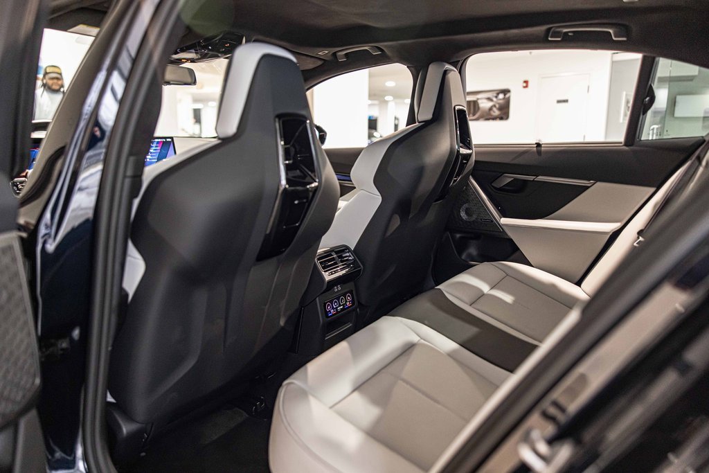 Used 2025 BMW M5 w/ Carbon Package image 32