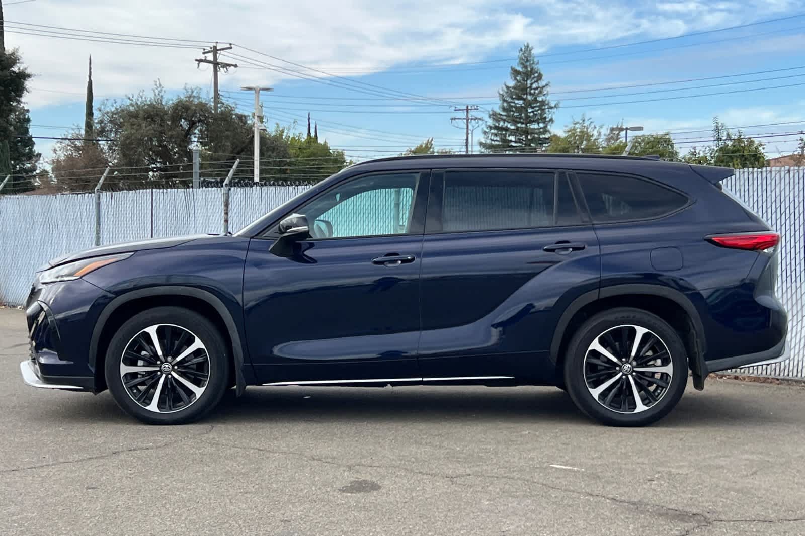 Used 2022 Toyota Highlander XSE AWD/4WD image 2