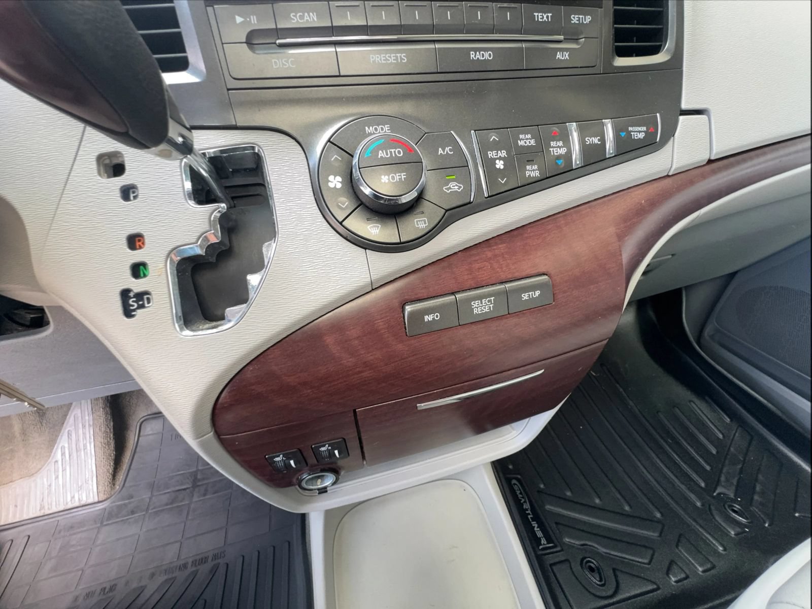 Used 2014 Toyota Sienna XLE FWD image 25