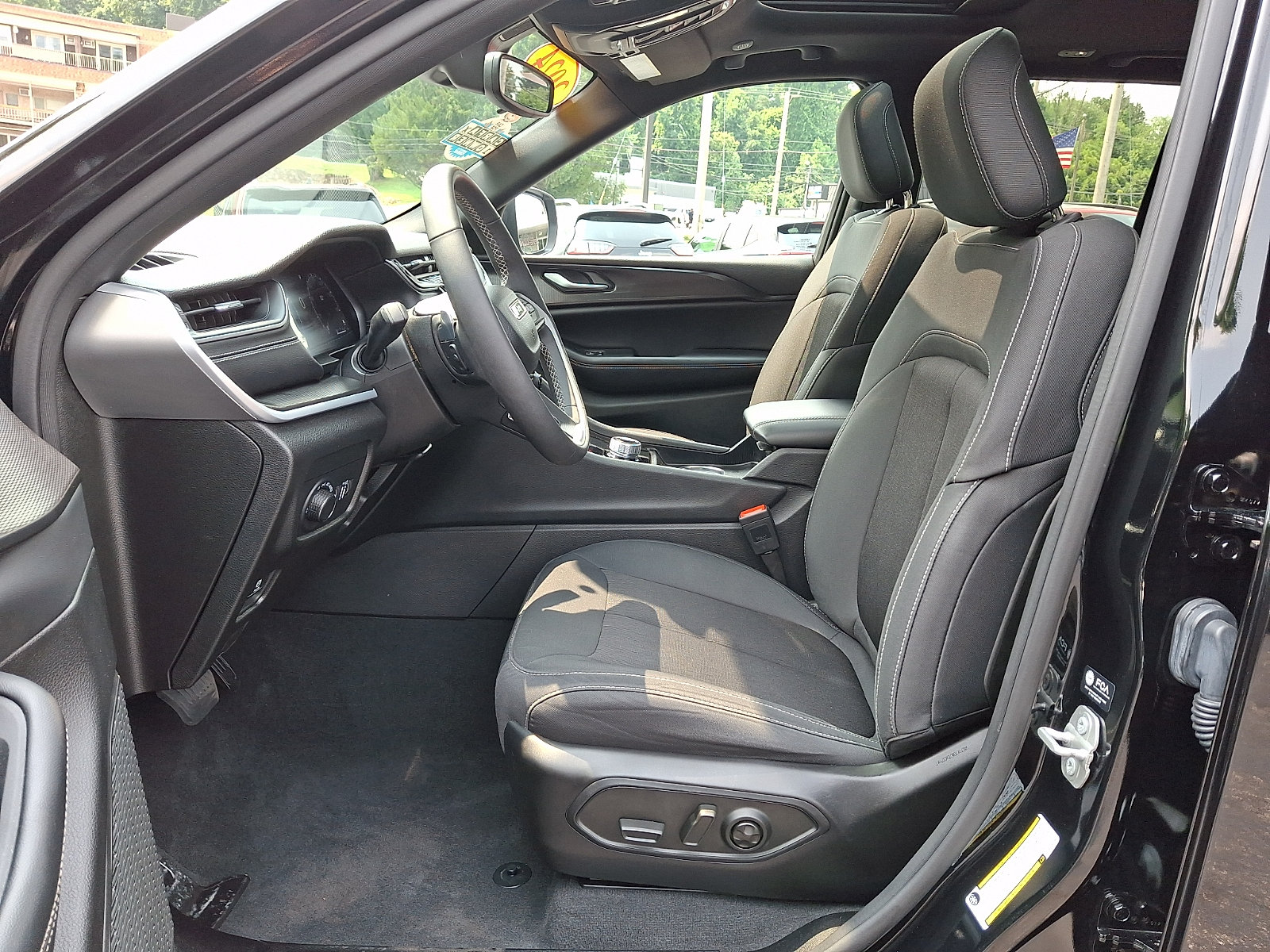 Certified 2024 Jeep Grand Cherokee Laredo X w/ Luxury Tech Group I AWD/4WD image 15