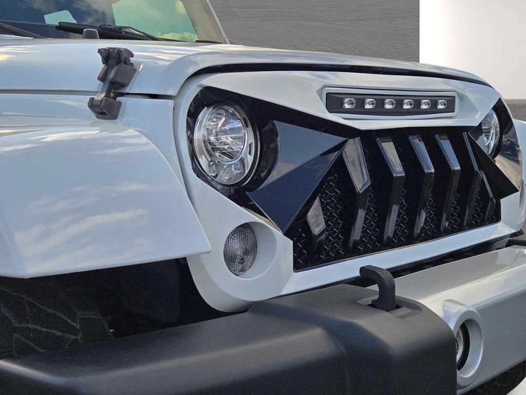 Used 2018 Jeep Wrangler Unlimited Sahara AWD/4WD image 2