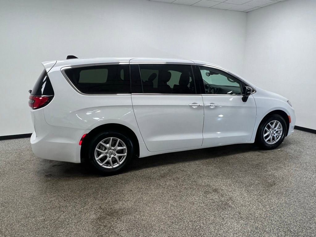 Used 2024 Chrysler Pacifica Touring-L image 23
