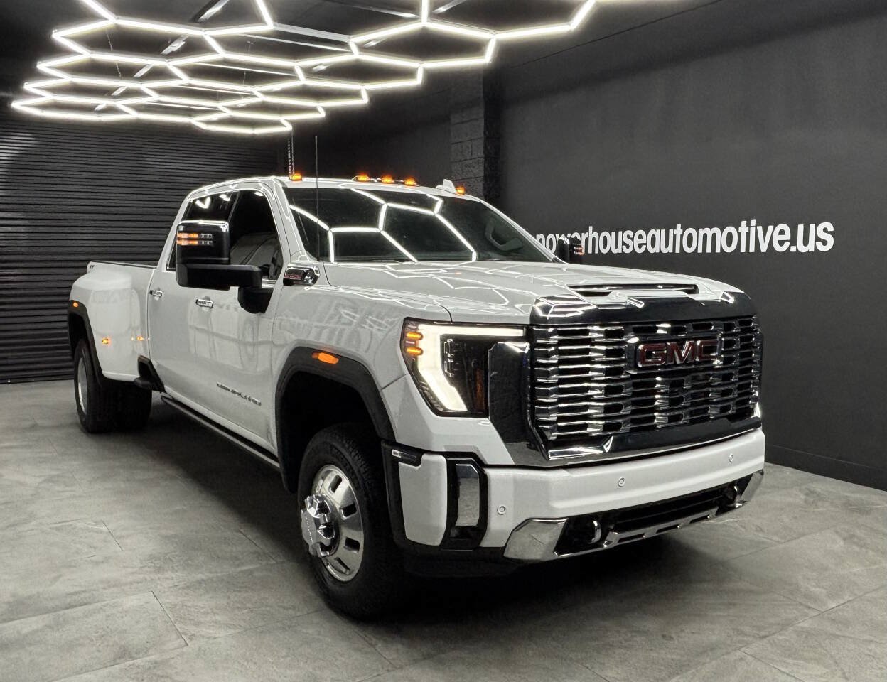 Used 2025 GMC Sierra 3500 Denali w/ Denali Reserve Package AWD/4WD image 12