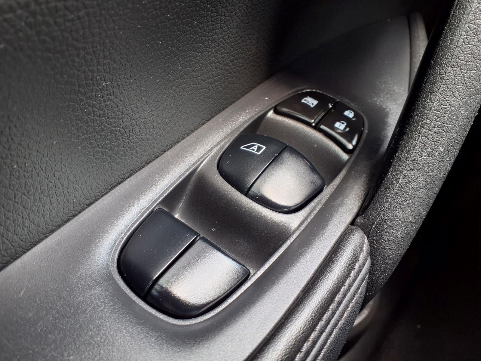 Used 2018 Nissan Rogue S FWD image 21