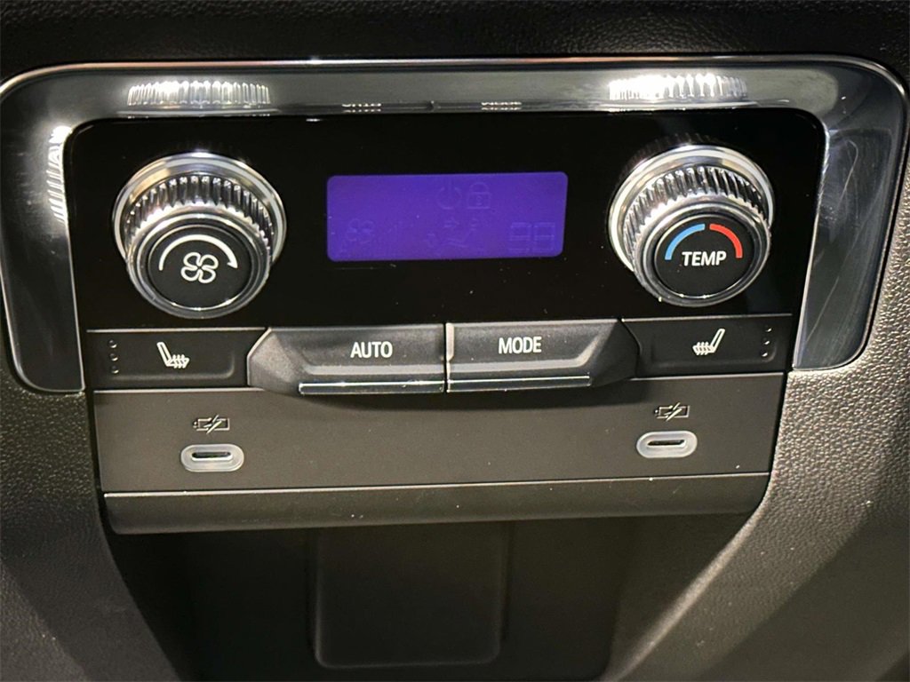 Used 2024 GMC Yukon SLT w/ SLT Luxury Package image 20