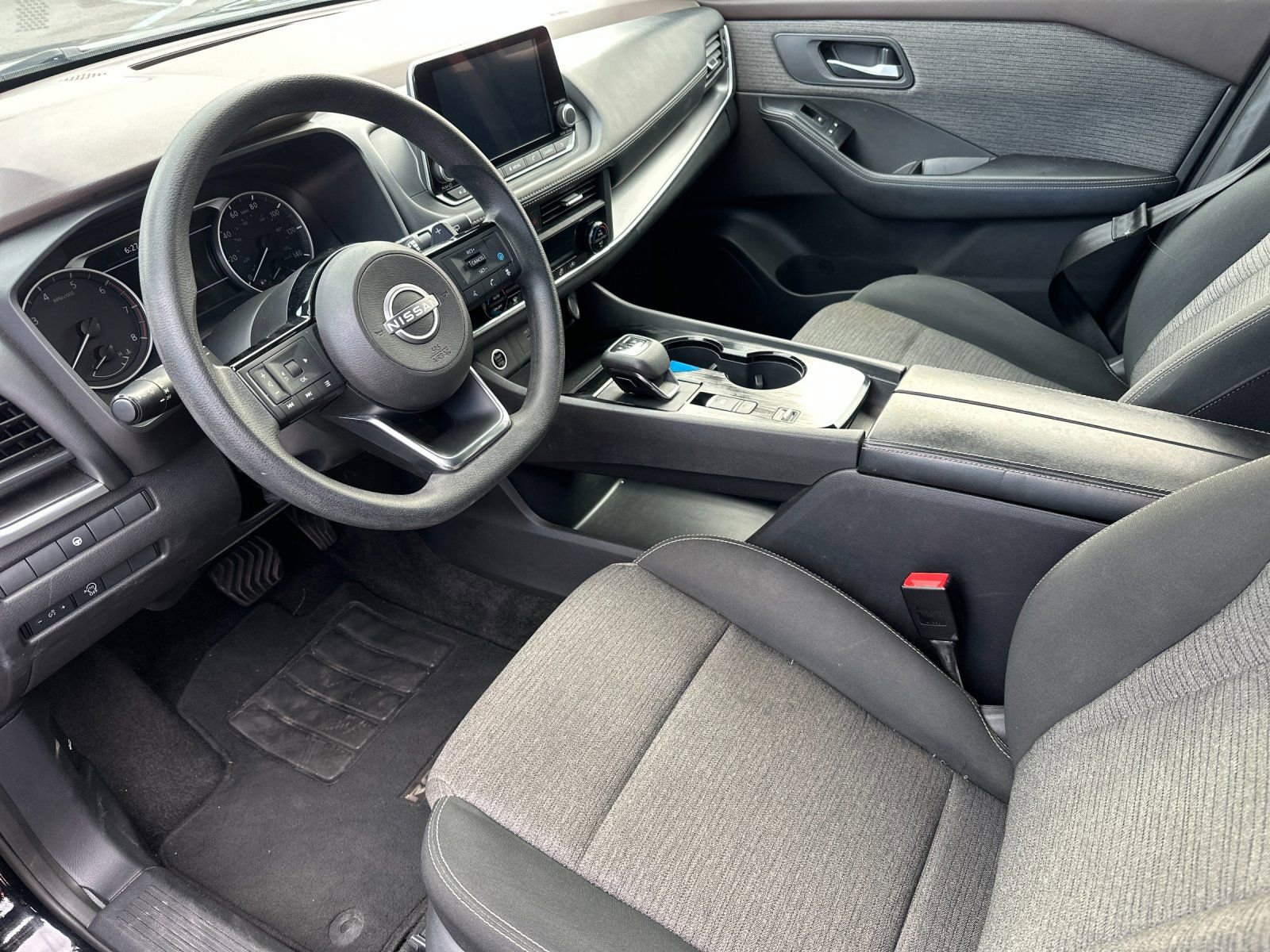 Used 2023 Nissan Rogue SV image 9