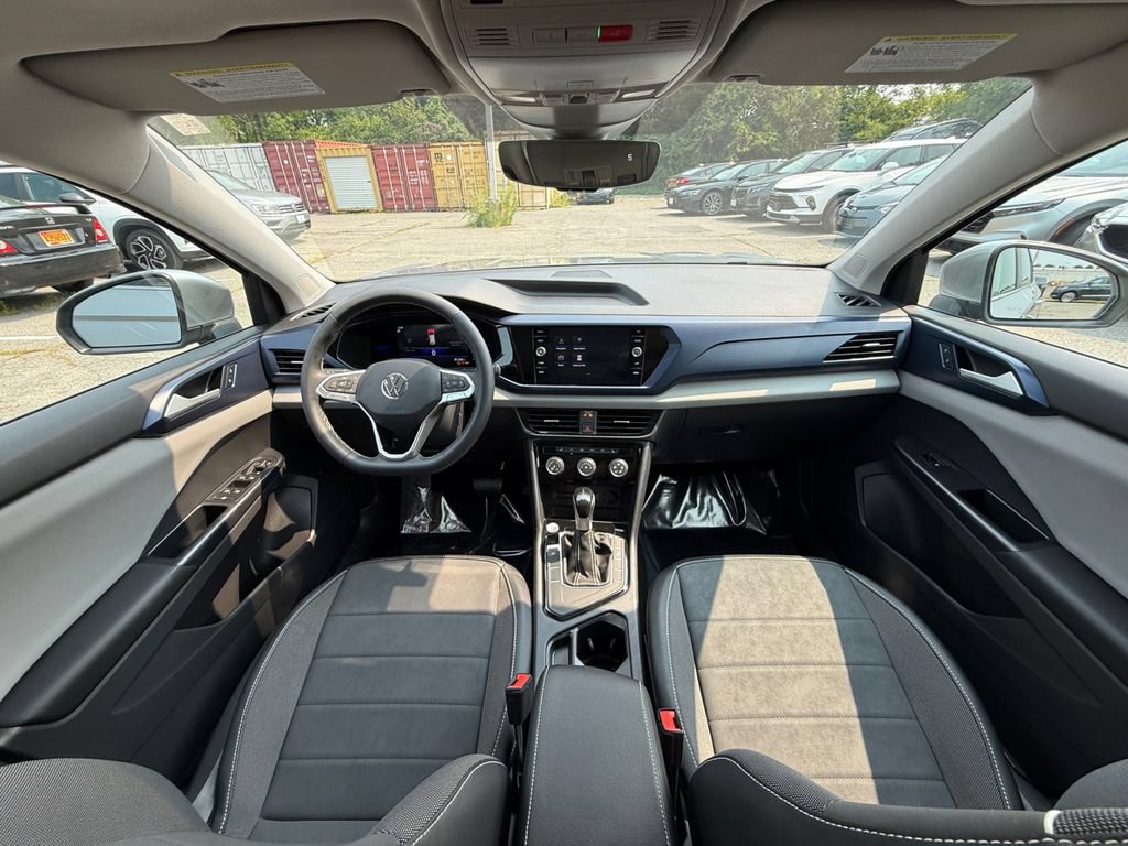 Used 2023 Volkswagen Taos SE w/ Panoramic Sunroof Package FWD image 21