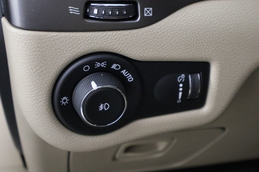 Used 2019 Jeep Cherokee Latitude w/ Popular Appearance Group AWD/4WD image 23