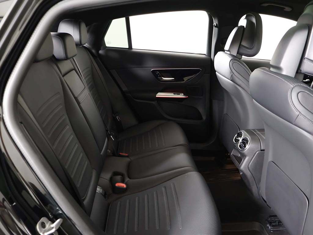 Used 2025 Mercedes-Benz GLC 300 4MATIC image 38