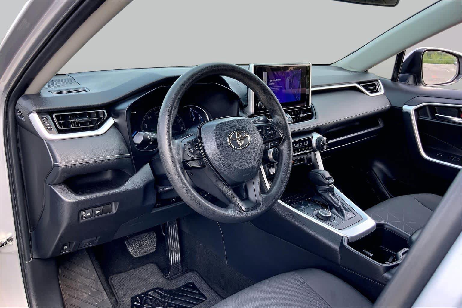 Used 2024 Toyota RAV4 XLE AWD/4WD image 32