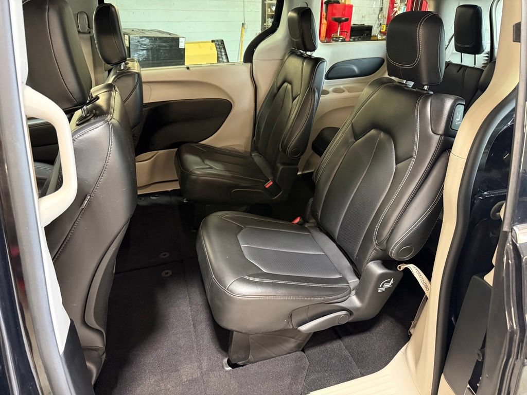 Used 2023 Chrysler Pacifica Touring-L AWD/4WD image 22
