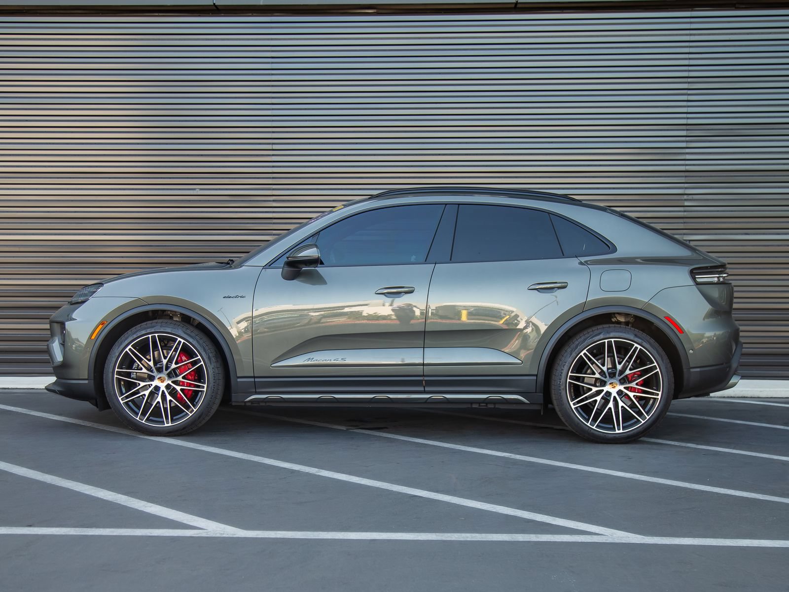 Certified 2025 Porsche Macan 4S Electric AWD/4WD image 2