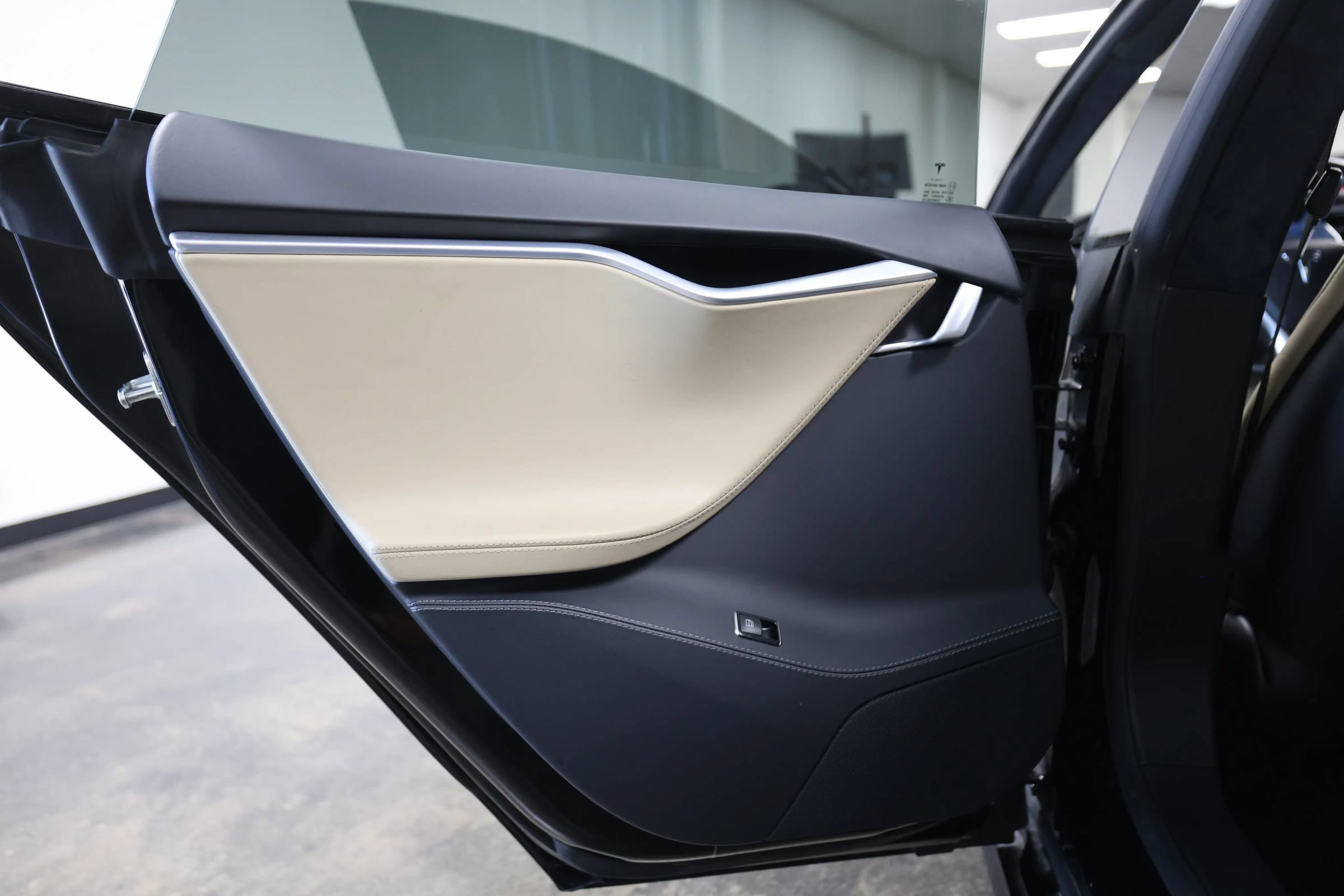 Used 2015 Tesla Model S 85 RWD image 44
