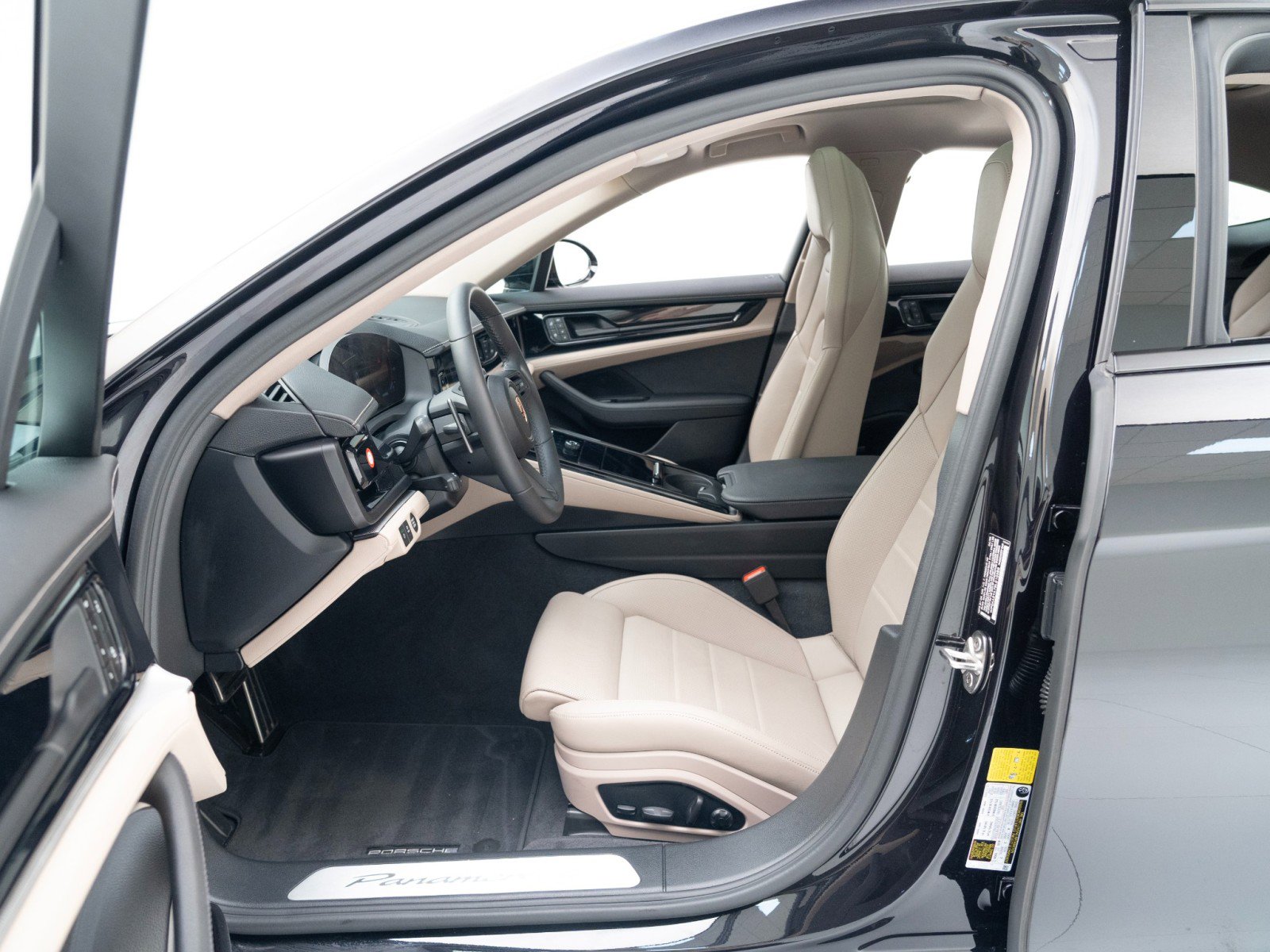 Certified 2025 Porsche Panamera 4 image 17