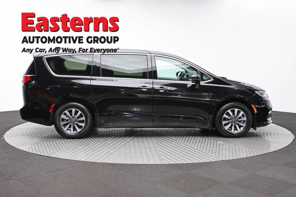 Used 2024 Chrysler Pacifica Limited FWD image 4