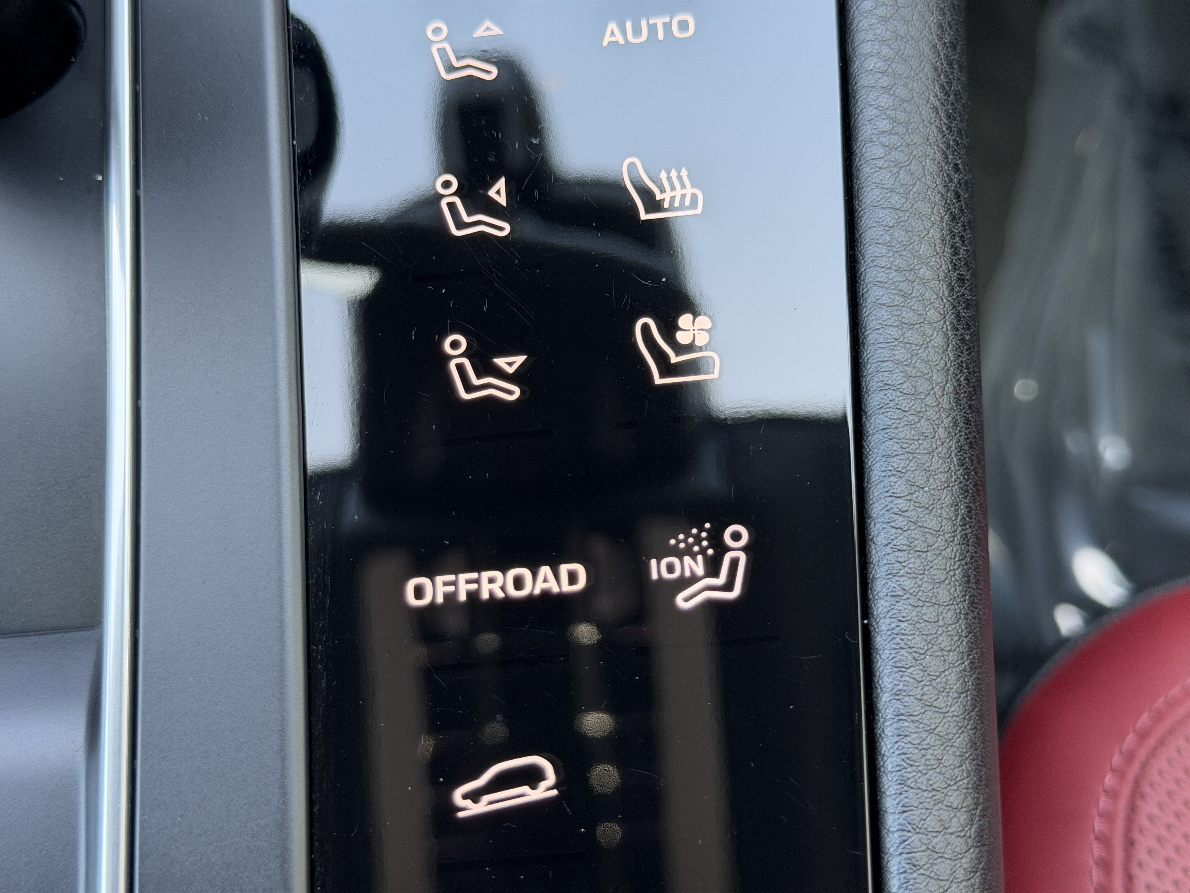 Certified 2023 Porsche Macan Turbo AWD/4WD image 29