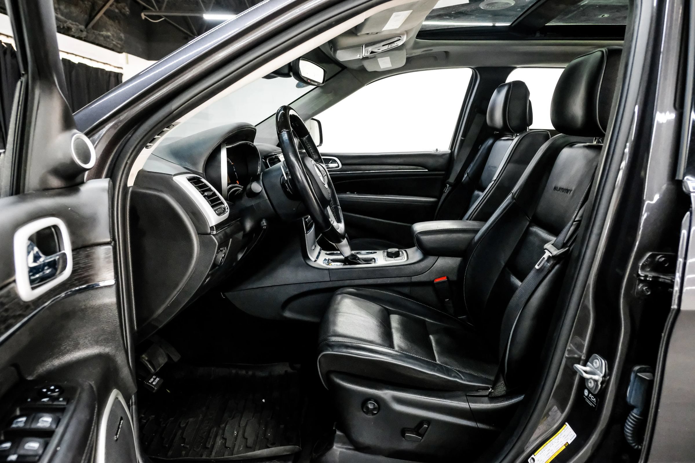 Used 2021 Jeep Grand Cherokee Summit AWD/4WD image 4