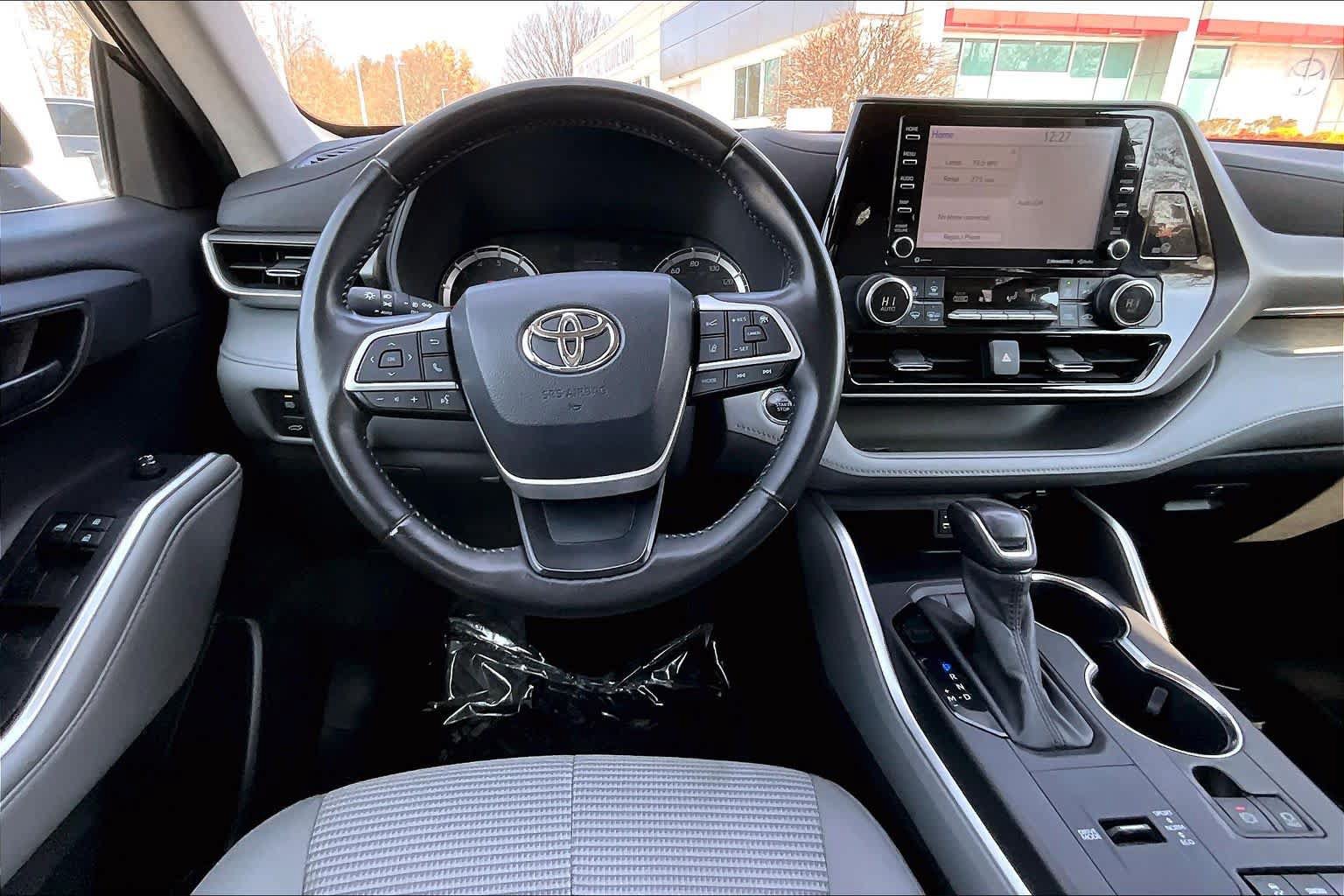 Used 2022 Toyota Highlander LE FWD image 6
