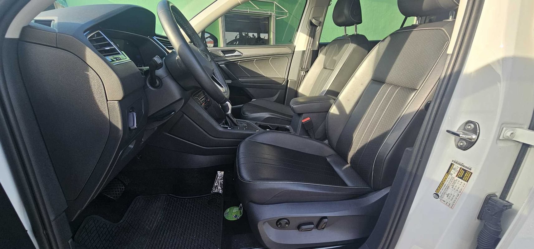 Used 2024 Volkswagen Tiguan SE w/ Panoramic Sunroof Package FWD image 15