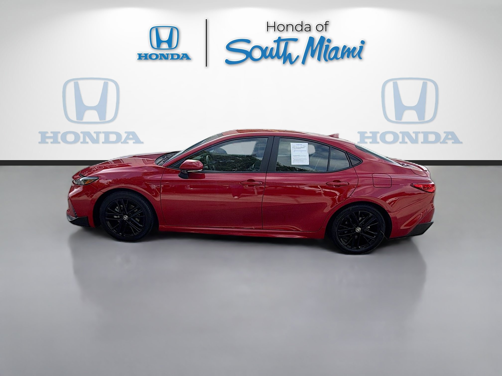 Used 2025 Toyota Camry SE FWD image 4