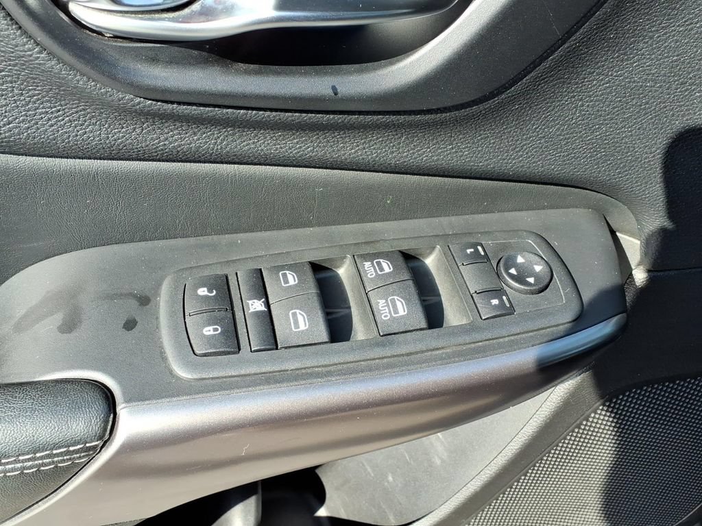 Used 2021 Jeep Cherokee Latitude Lux AWD/4WD image 14