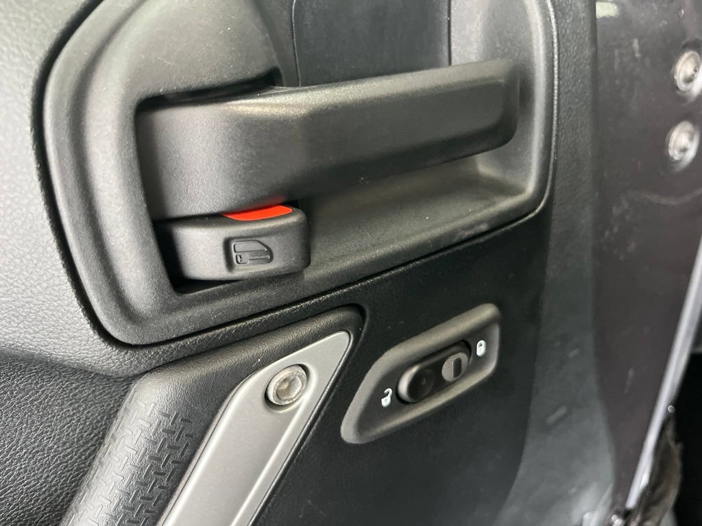 Used 2018 Jeep Wrangler Unlimited Sahara AWD/4WD image 4