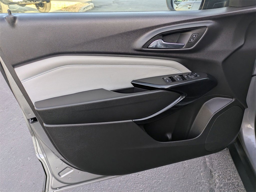 Used 2025 Chevrolet Trax LT w/ LT Convenience Package image 10