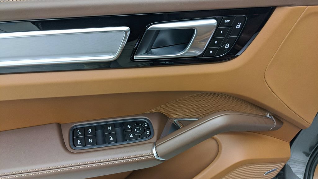 Certified 2023 Porsche Cayenne Turbo AWD/4WD image 37