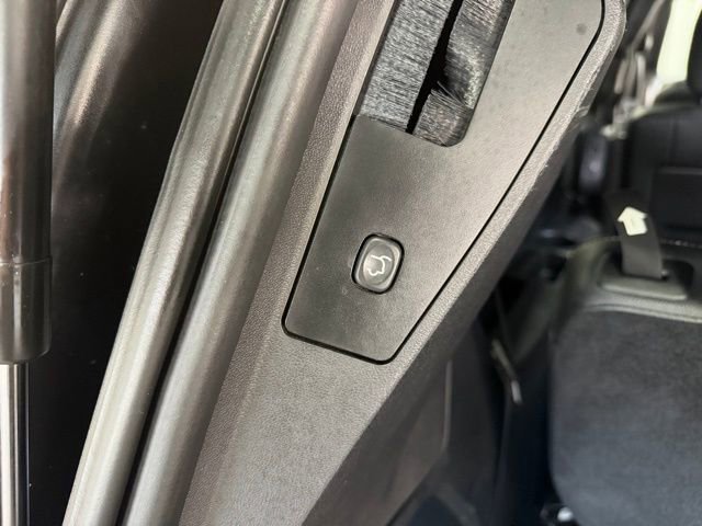 Used 2015 Chrysler Town & Country S w/ Driver Convenience Group FWD image 10