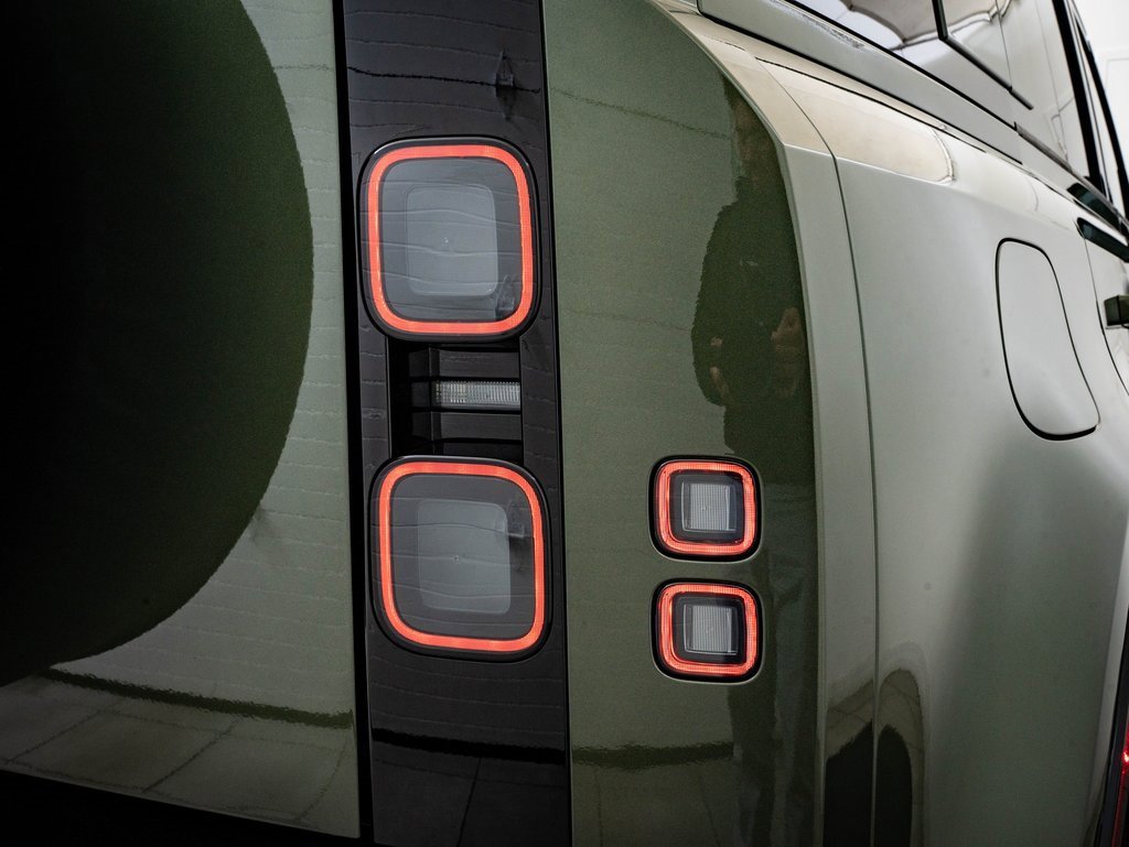 New 2026 Land Rover Defender 110 X-Dynamic SE image 17
