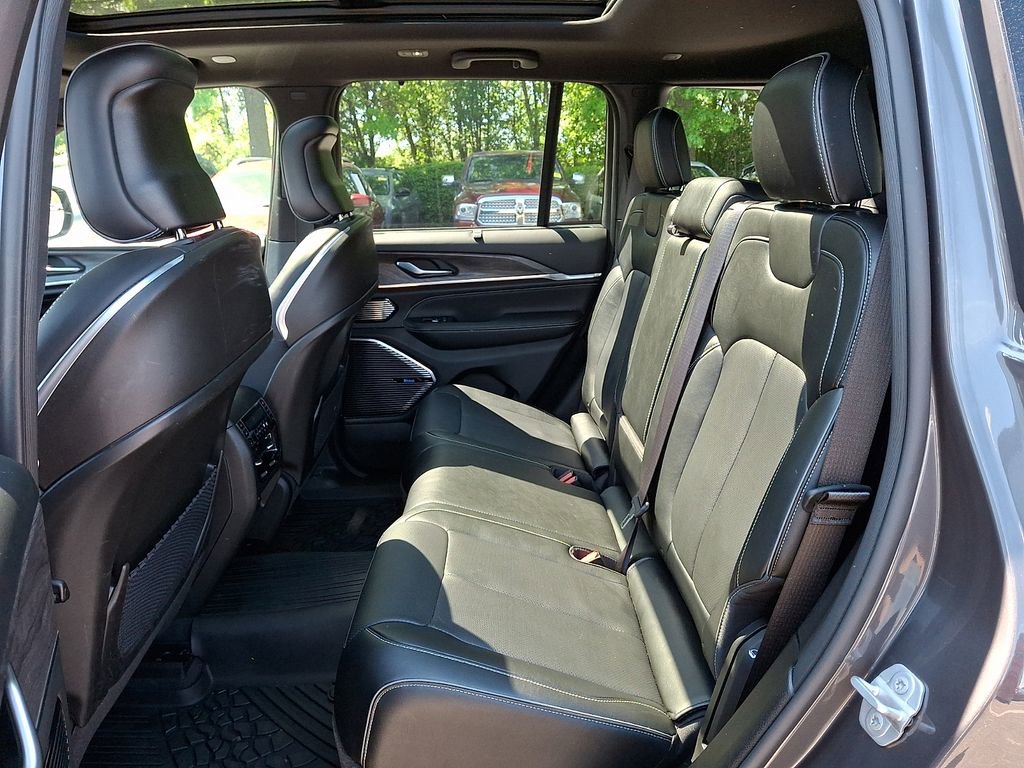 Certified 2023 Jeep Grand Cherokee Overland w/ Luxury Tech Group IV AWD/4WD image 10