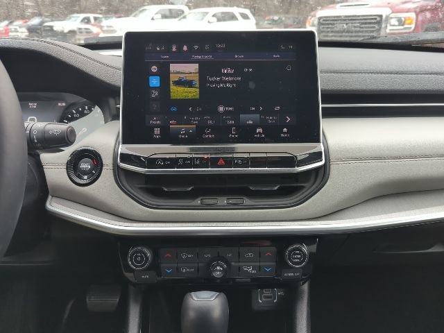 Used 2025 Jeep Compass Limited image 13