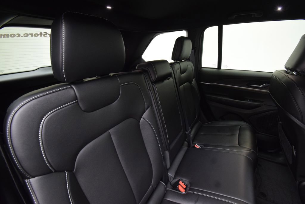 Used 2025 Jeep Grand Cherokee Limited image 23