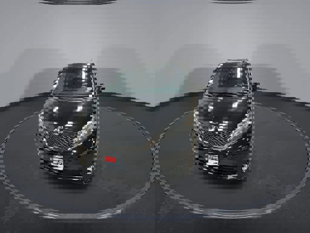 Used 2014 Toyota Sienna SE image 3